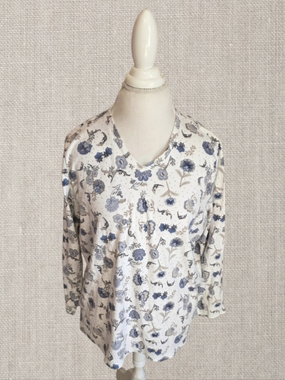 💠 Women's Cream V-Neck Long Sleeve Floral Tee